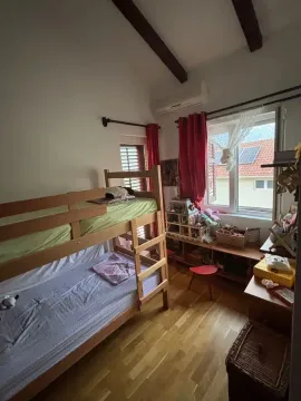 Dječja spavaća soba sa krevetom na sprat i drvenim podom. - image 11