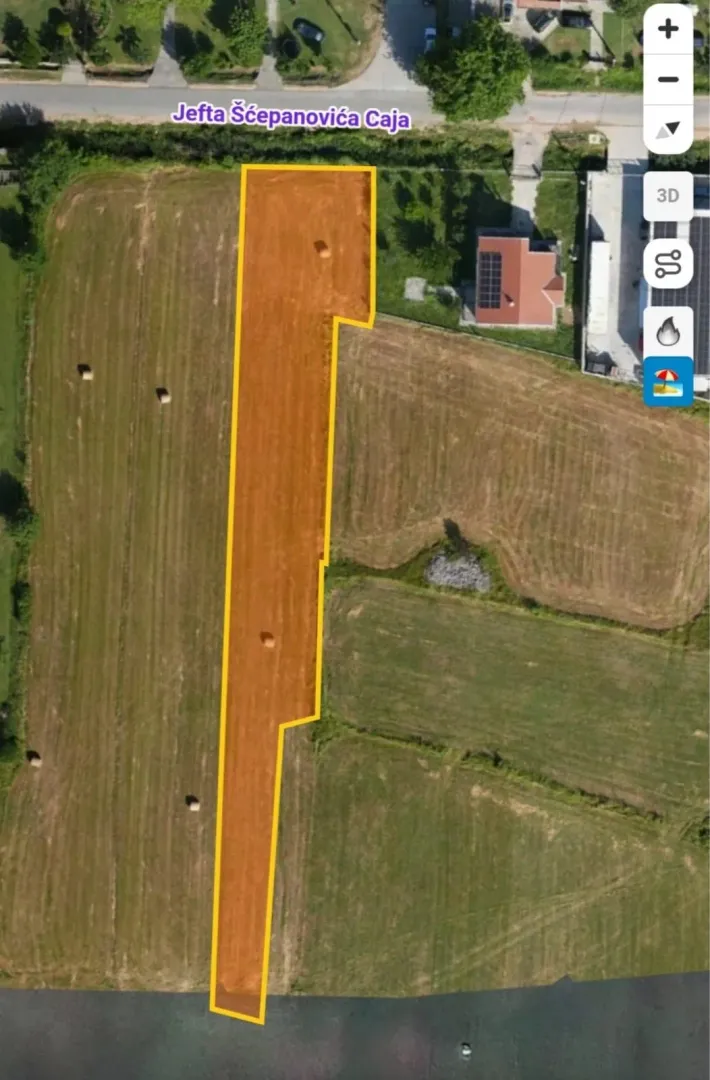 Satelitski snimak zemljišta sa ucrtanom granicom parcele.