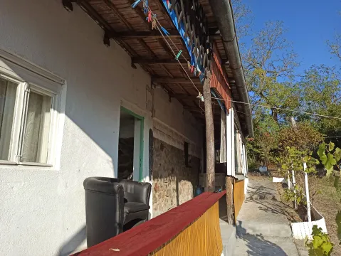 Pogled na spoljašnjost kuće sa natkrivenom terasom i dvorištem. - image 10