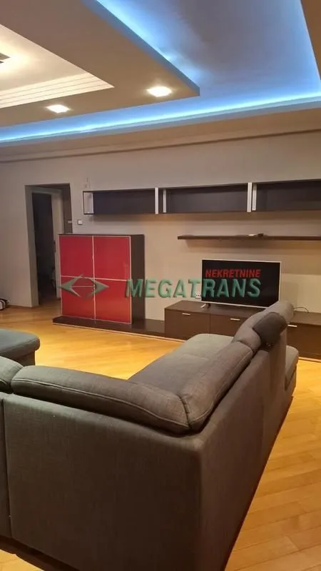 Izdavanje, dvosoban stan, 74m², Centar, Novi Sad