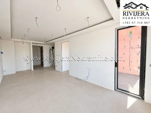 Prazna prostorija u toku renoviranja sa keramičkim pločicama na podu i izlazom na terasu. - image 5