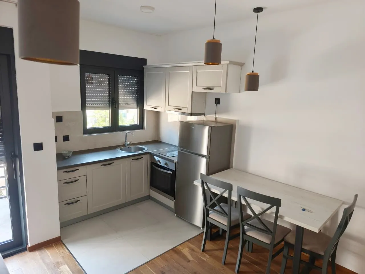 Izdavanje, kuća, 30m², Centar, Podgorica