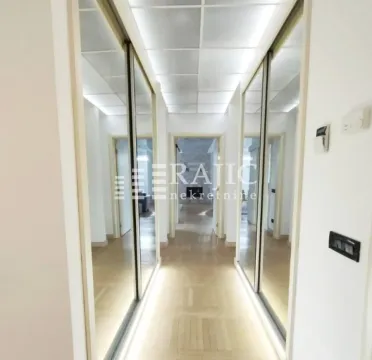 Izdavanje, četvorosoban stan, 148m², Savski Venac, Beograd - image 11