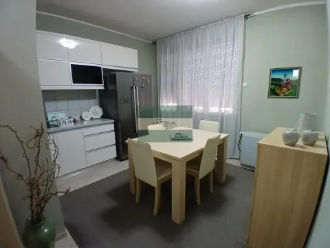 Kuhinja sa trpezarijom i belim elementima. - image 12