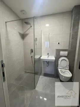 Moderno kupatilo sa tuš kabinom, umivaonikom i toaletom. - image 12