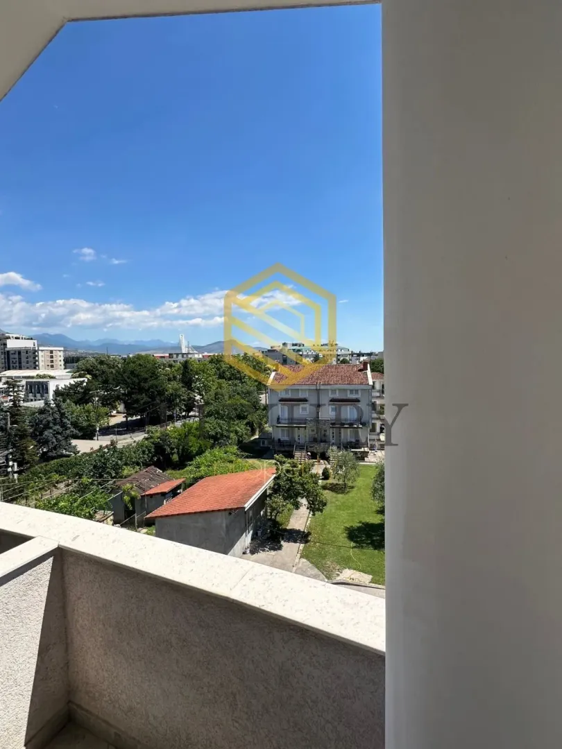 Pogled na okolinu i zelenilo sa terase.