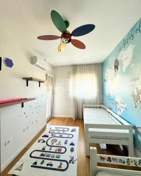 Dječja soba sa krevetom, šarenim tepihom i mapom svijeta na zidu. - image 7