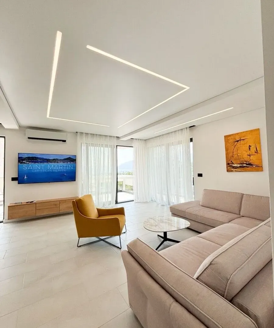 Izdavanje, kuća, 330m², Centar, Tivat