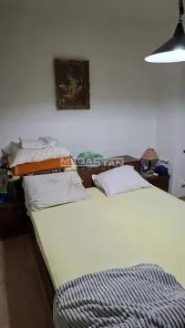 Spavaća soba sa bračnim krevetom i noćnim stočićima. - image 4