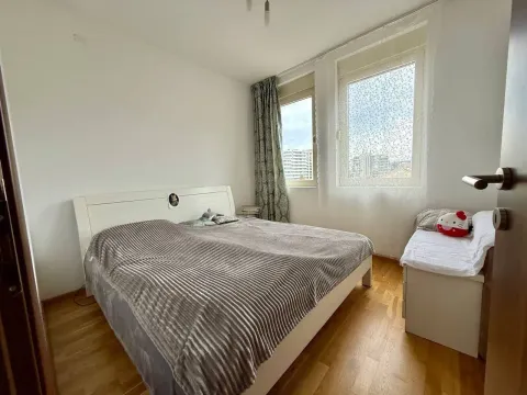 Namještena spavaća soba sa bračnim krevetom i prozorom. - image 8