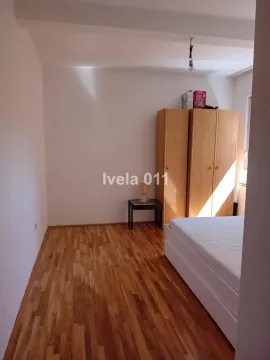 Spavaća soba sa krevetom i drvenim ormanom. - image 15