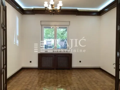 Empty room with parquet flooring and wooden moldings. - image 2
