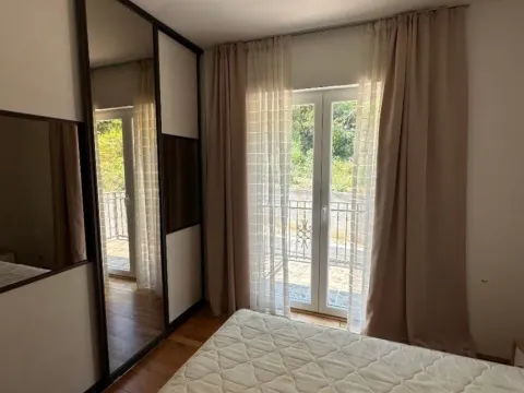 Izdavanje, trosoban stan, 77m², Muo, Kotor - image 9