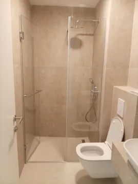 Moderne kupatilo sa tuš kabinom i sanitarijama. - image 11