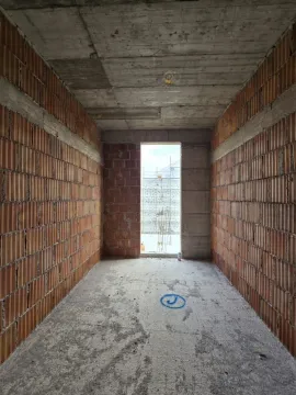 Neprozidana prostorija u izgradnji sa betonskim plafonom i ciglenim zidovima. - image 13