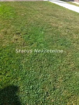 Pogled na zeleni travnjak u dvorištu nekretnine. - image 4