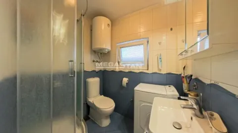 Kupatilo opremljeno tuš kabinom, WC šoljom, umivaonikom i veš mašinom. - image 11