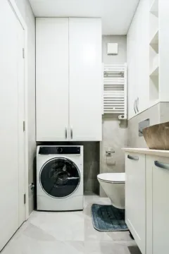 Savremeno opremljeno kupatilo sa veš mašinom i ugradnim elementima. - image 8