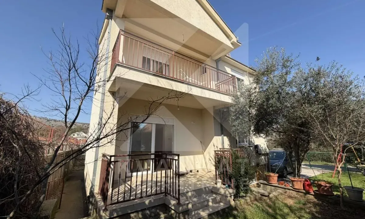 Rent, house, 220m², Tološi, Podgorica