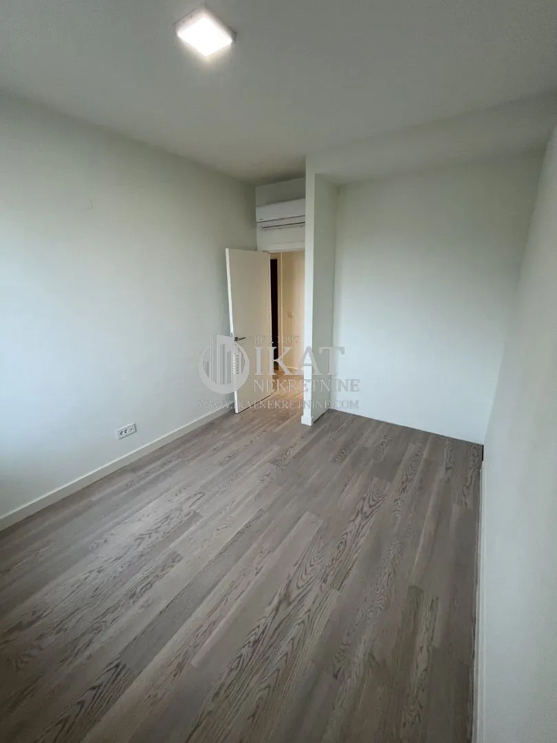 Izdavanje, trosoban stan, 111m², Savski Venac, Beograd