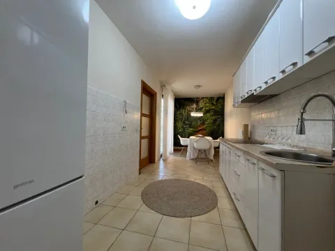 Izdavanje, četvorosoban stan, 200m², Gorica C, Podgorica - image 3