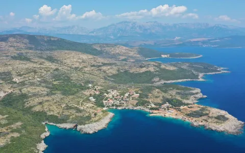 Pogled iz vazduha na obalu, more i planine u pozadini. - image 5