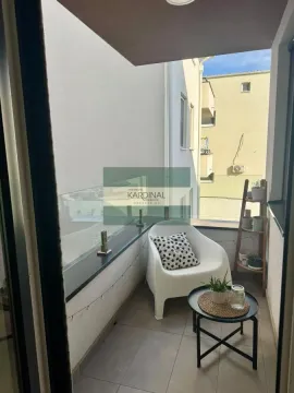 Manji namešteni balkon sa staklenom ogradom, foteljom i stočićem. - image 15