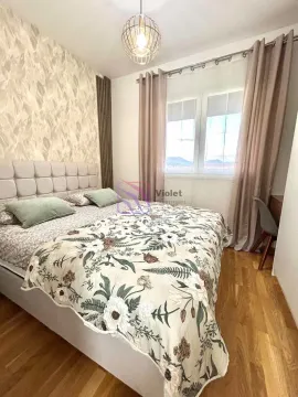 Namještena spavaća soba sa bračnim krevetom, prozorom i radnim stolom. - image 8