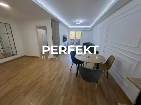 Prostrana dnevna soba sa trpezarijskim stolom i parketom na podu. - image 3