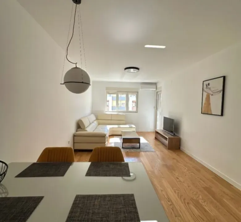 Izdavanje, dvosoban stan, 76m², Central Point, Podgorica