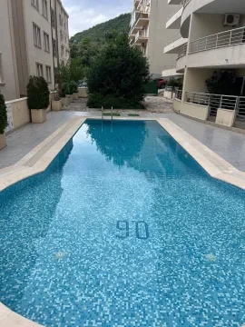 Vanjski bazen u dvorištu stambene zgrade. - image 8