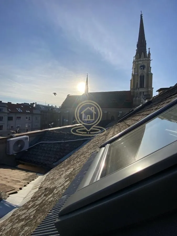 Pogled sa krovnog prozora na grad i crkvu.