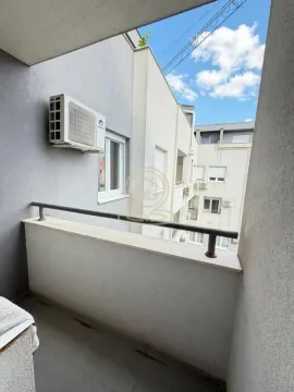 Manji natkriveni balkon sa pogledom na susedne zgrade. - image 3