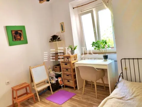 Dečja soba sa krevetom, radnim stolom i prozorom. - image 8