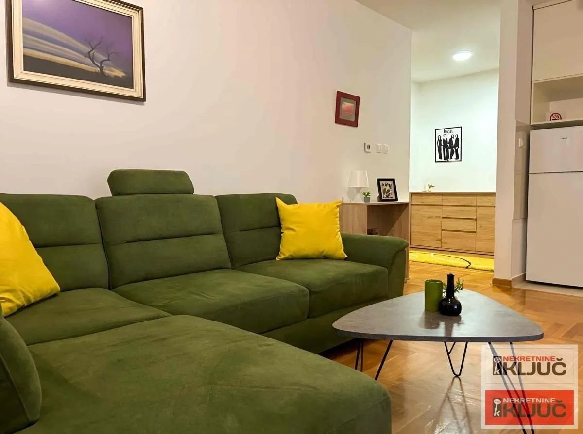 Izdavanje, dvosoban stan, 40m², Centar, Novi Sad