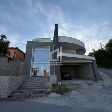 Eksterijer moderne višespratne kuće sa garažom i stepeništem na ulazu. - image 2