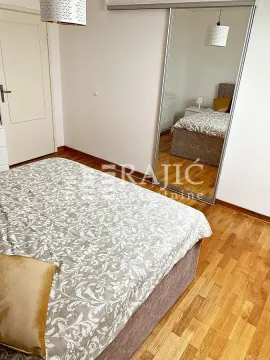 Furnished bedroom with a double bed and a large mirrored wardrobe. - image 10