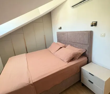 Spavaća soba sa bračnim krevetom, ugradnim plakarom i krovnim kosinama. - image 12