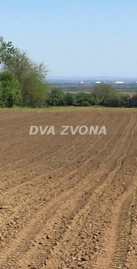 Pogled na prostrano poljoprivredno zemljište.