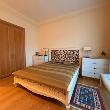 Spavaća soba sa bračnim krevetom, garderoberom i noćnim stočićima. - image 16