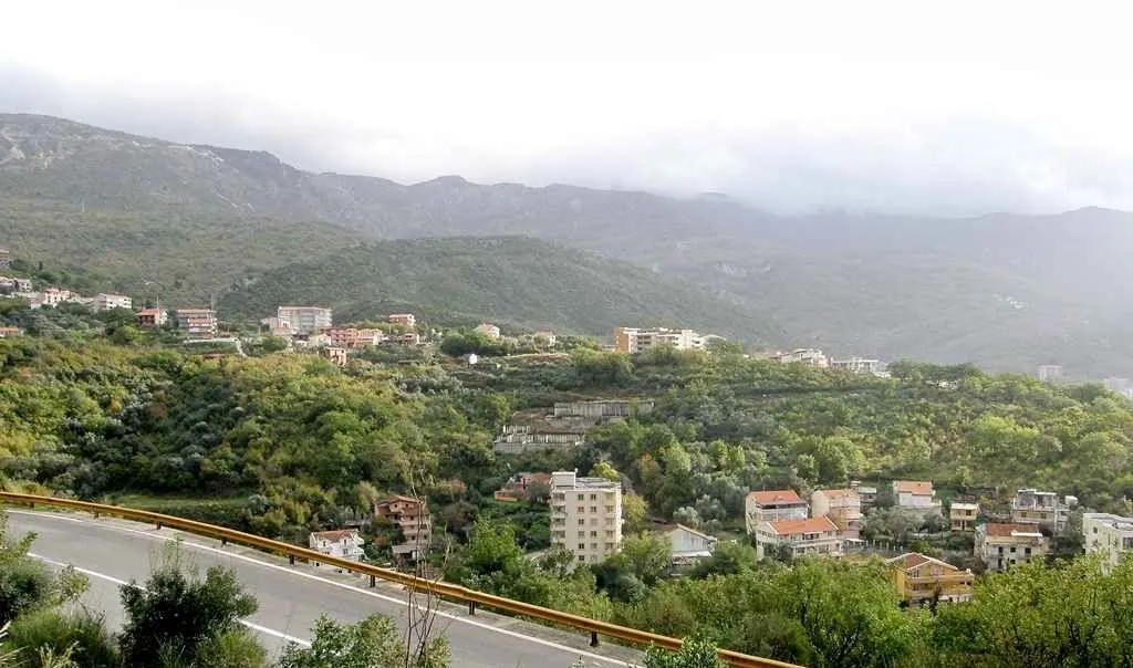 Pogled na naselje i okolna brda.