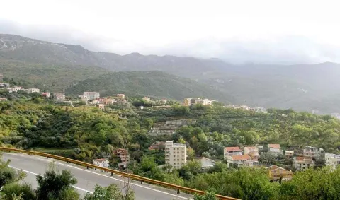 Pogled na naselje i okolna brda. - image 2