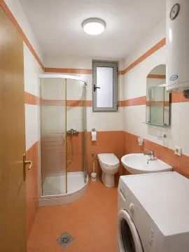 Kupatilo sa tuš kabinom, umivaonikom, WC šoljom i veš mašinom. - image 4