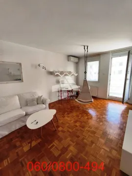 Dnevna soba sa garniturom, stočićem i visećom foteljom. - image 2