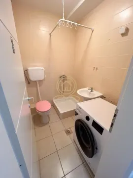 Manje kupatilo opremljeno toaletom, umivaonikom, tuš kabinom i veš mašinom. - image 9