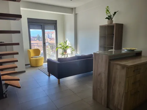 Izdavanje, jednosoban stan, 60m², Centar, Tivat - image 1