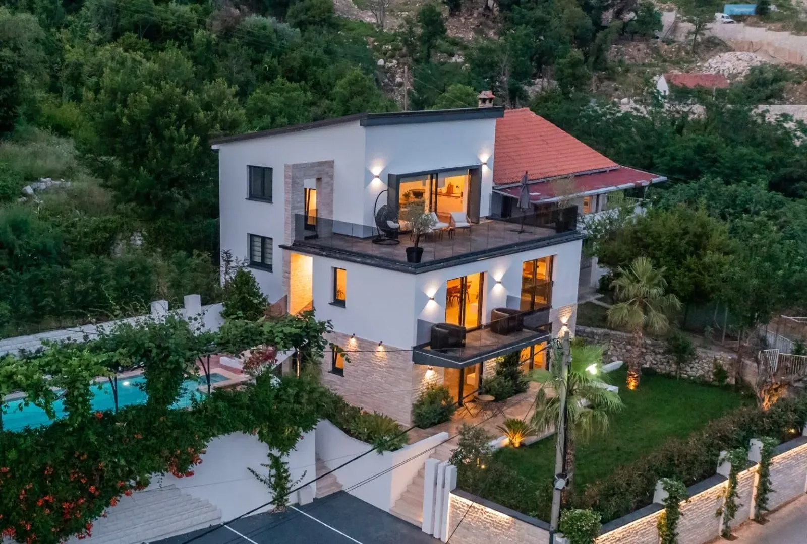 Izdavanje, kuća, 300m², Markovići, Budva