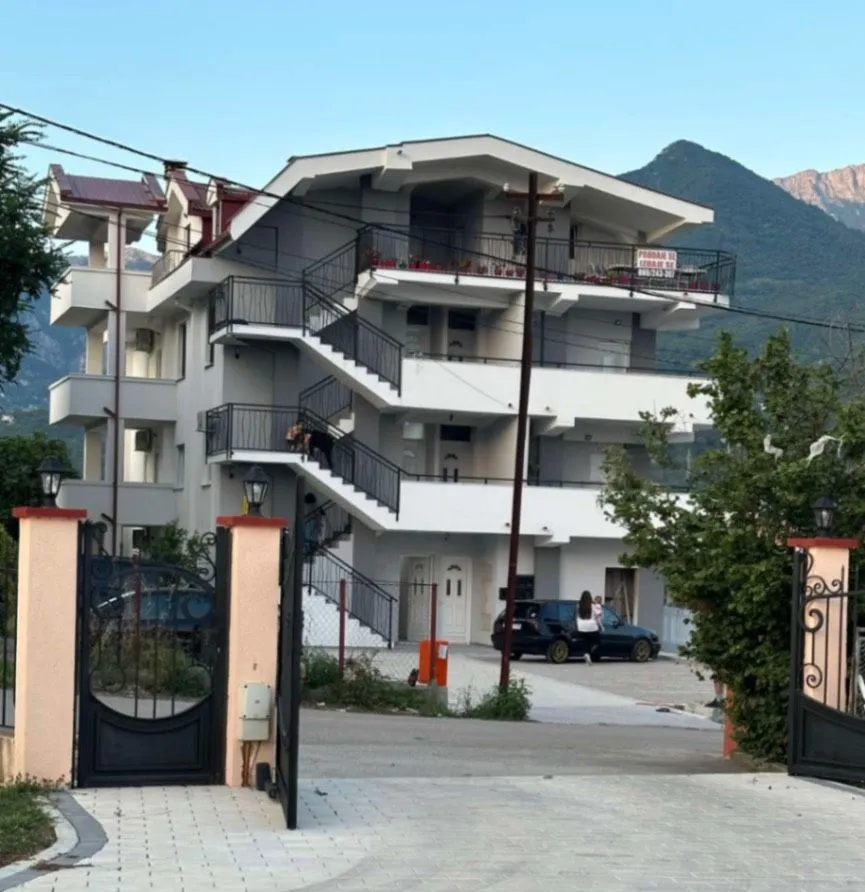 Eksterijer višespratne stambene zgrade sa dvorištem i terasama.