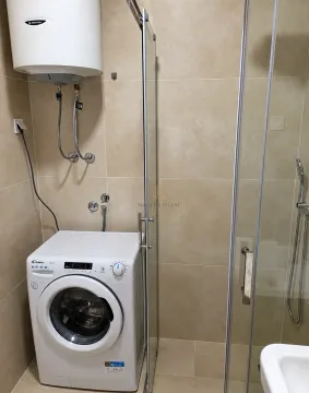 Kupatilo sa tuš kabinom, mašinom za veš i bojlerom. - image 10