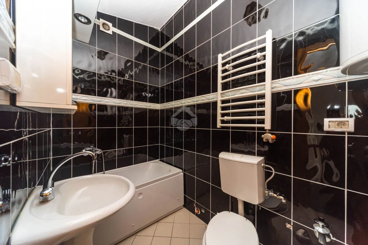 Izdavanje, trosoban stan, 160m², Pobrežje, Podgorica